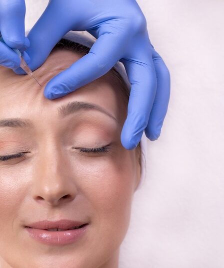 Kvinna so får muskelavslappnande behandling